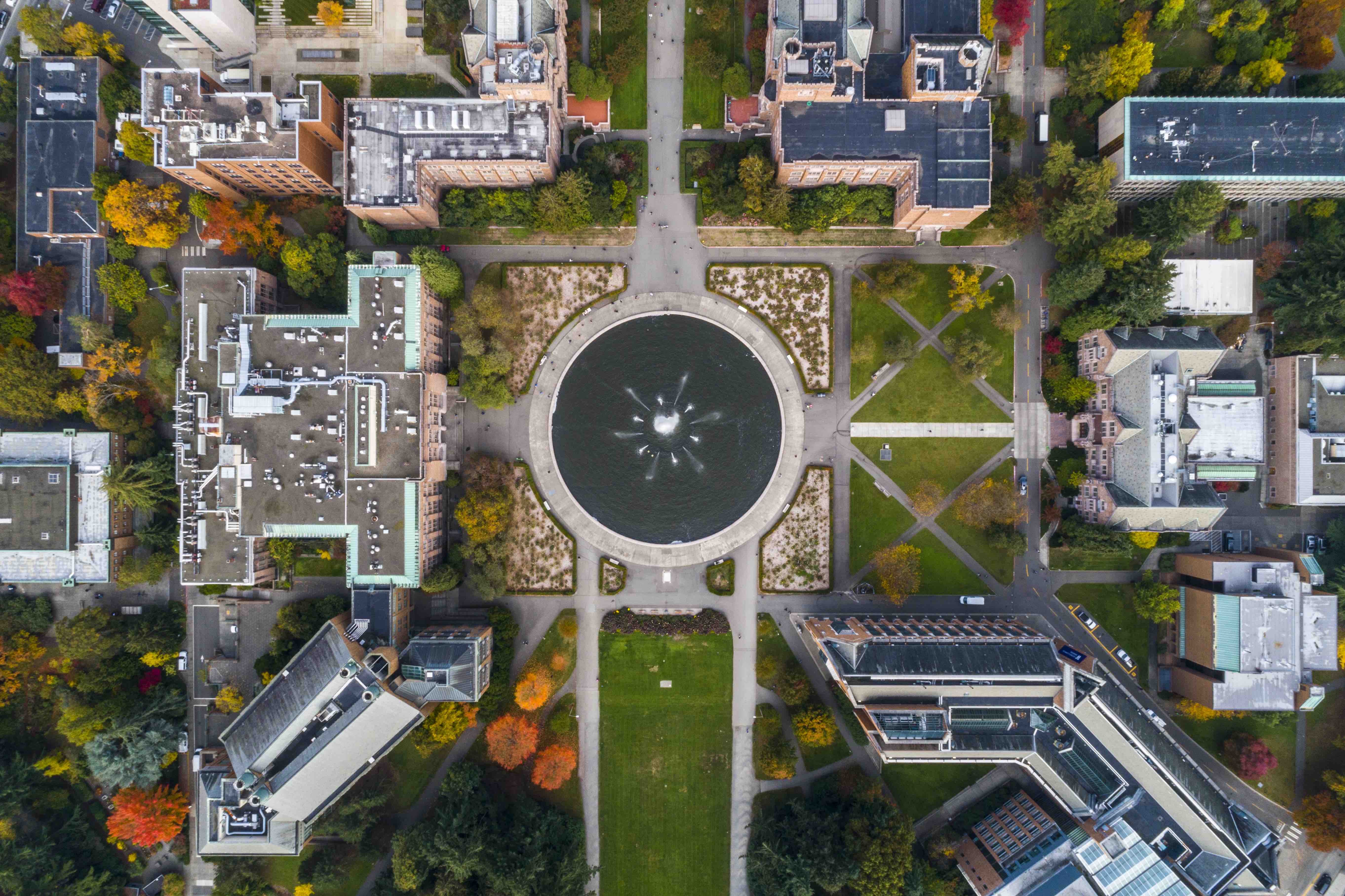 An arial view of a fountain at the University of Washington